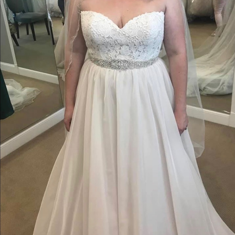 Brand New Essence of Australia Wedding Gown Sz 18